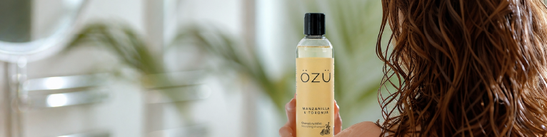 Rutina post entrenamiento - shampoo de toronja para cabello revitalizado sin residuos.
